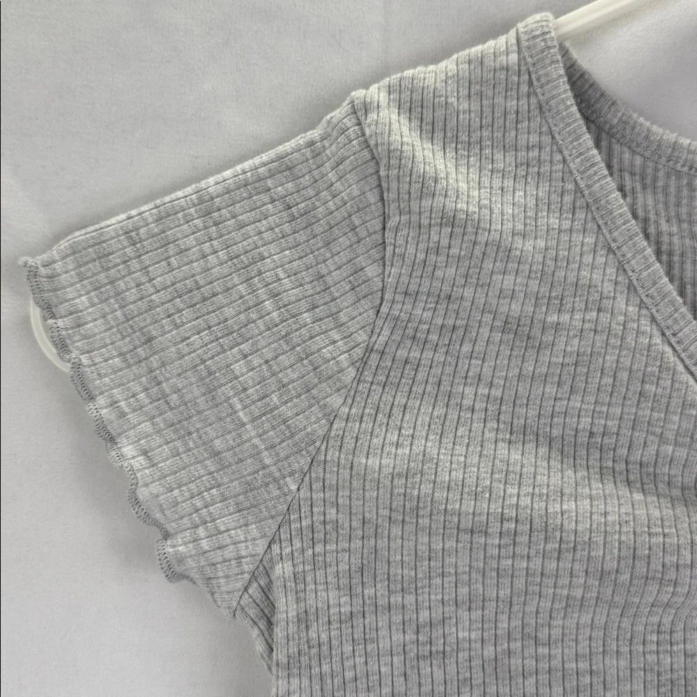 Art Class Light Gray V-Neck Ribbed Tee Girls Size Small 6/6x